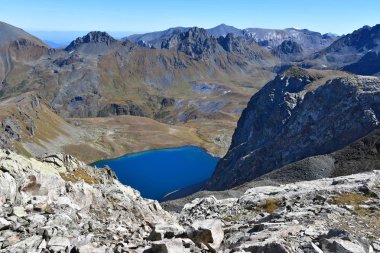 Arkhyz, Rusya Federasyonu. Perevalnoye Gölü sonbahar Rechepsta geçişte altında