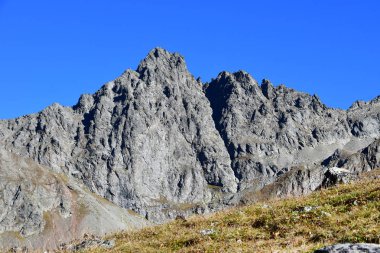 Rusya, Arkhyz. Zagedanskoye Pyatiozerye alanında sonbahar güneşli günü dağlarda