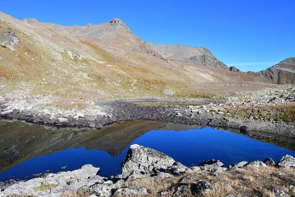 Arkhyz Rússia Lago Perevalnoye Abaixo Passo Rechepsta Outono — Fotografia de Stock