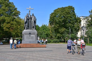 Moskova, Rusya, Eylül, 01, 2018.Moscow, Rusya Federasyonu, Eylül, 01, 2018. Cyril ve Methodius Anıtı yanındaki sonbaharda Slavyanskaya Meydanı'nda yürüyüş insanlar