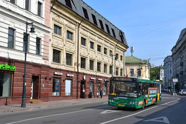 Москва Російська Федерація Вересня 2018 Році Люди Йдуть Біля Будинку — стокове фото