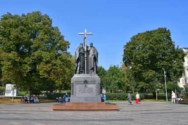 Moskova, Rusya, Eylül, 01, 2018.Moscow, Rusya Federasyonu, Eylül, 01, 2018. Cyril ve Methodius Anıtı yanındaki sonbaharda Slavyanskaya Meydanı'nda yürüyüş insanlar