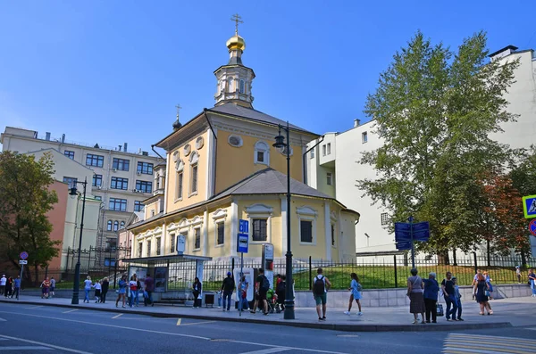 Moscú Rusia Septiembre 2018 Gente Caminando Cerca Iglesia Natividad Juan — Foto de Stock