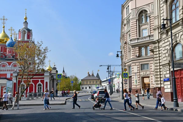 Moscú Rusia Septiembre 2018 Gente Cruzando Calle Varvarka Moscú —  Fotos de Stock