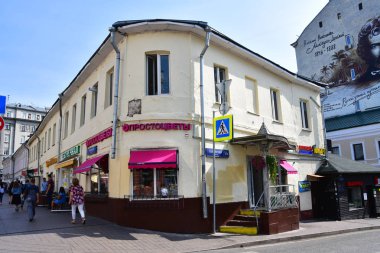 Moskova, Rusya, Eylül, 01, 2018. İnsanlar eve yakın 1/4, binalar 1, 2 - daire ev Solyansky tupik sokak üzerinde Kulishki Tüm Azizler Kilisesi ticari bina ile