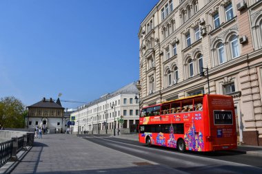 Moskova, Rusya, Eylül, 01, 2018. Çift katlı tur otobüs şehir Sihgtseeng güneşli bir gün, Moskova sokak Varvarka aşağı gidiyor
