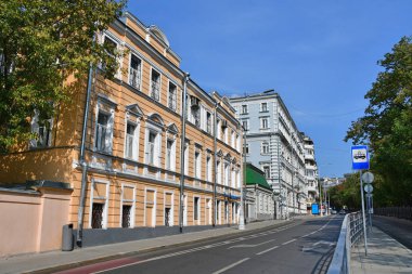Moskova, Rusya, Eylül, 01, 2018. Moskova, Pokrovsky Boulevard yaz aylarında. Evler 18/15, 1, bina 16 16/10. Çok sol ev N. ö. Teleshov, Tolstoy-Karzinkin şehir Emlak