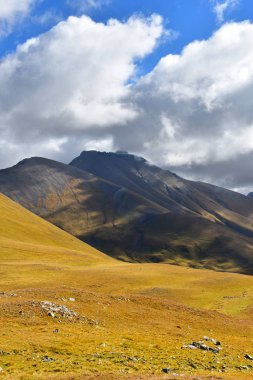 Rusya, Arkhyz. Eylül ayında bulutlu gün dağlar