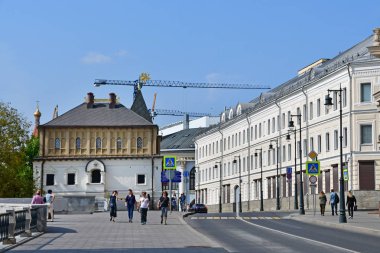 Moskova, Rusya, Eylül, 01, 2018. Varvarka sokakta Romanov Chambers boyars güneşli yaz günde insanlar