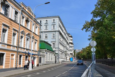 Moskova, Rusya, Eylül, 01, 2018. Moskova, Pokrovsky Boulevard yaz aylarında. Evler 18/15, 1, bina 16 16/10. Çok sol ev N. ö. Teleshov, Tolstoy-Karzinkin şehir Emlak