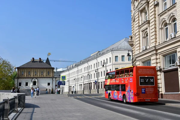 莫斯科 2018 双层旅游巴士城市 Sihgtseeng 沿着街道 Varvarka 在阳光明媚的日子 莫斯科 — 图库照片