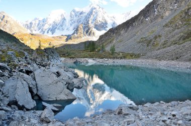 Ukrayna ve Krasavitsa (güzel ve öykü) akşam, Altay Dağları, Rusya'nın büyük Shavlinskoye gölde dağlar yansıması