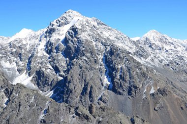 Altay dağlarındaki siste, ilçe Shavlinskoye Gölü 
