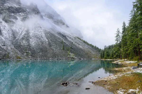 Rússia Montanha Altai Grande Lago Shavlinskoye Tempo Nebuloso — Fotografia de Stock