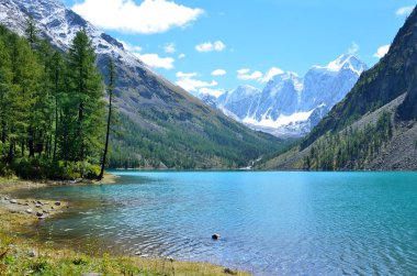 Ukrayna ve Krasavitsa (güzel ve öykü) bir büyük Shavlinskoye Gölü, Altay Dağları, Rusya'da dağlar yansıması