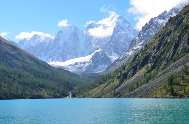 Ukrayna ve Krasavitsa (güzel ve öykü) bir büyük Shavlinskoye Gölü, Altay Dağları, Rusya'da dağlar yansıması