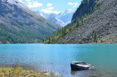 Dağlar Ukrayna ve Krasavitsa (güzel ve öykü) ve büyük Shavlinskoye Gölü, Altay Dağları, Rusya Federasyonu