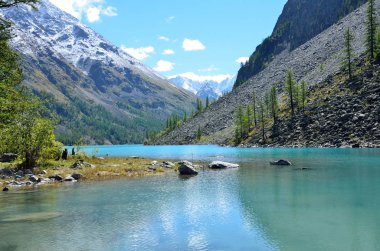 Ukrayna ve Krasavitsa (güzel ve öykü) bir büyük Shavlinskoye Gölü, Altay Dağları, Rusya'da dağlar yansıması