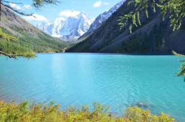 Ukrayna ve Krasavitsa (güzel ve öykü) bir büyük Shavlinskoye Gölü, Altay Dağları, Rusya'da dağlar yansıması
