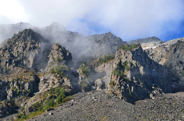 Las Laderas Las Montañas Altai Niebla Distrito Del Lago Shavlinskoye — Foto de Stock