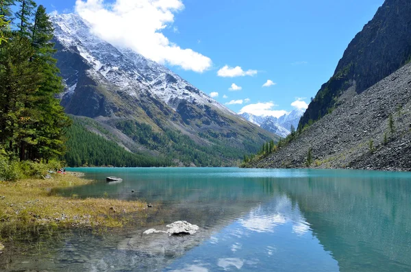Ukrayna ve Krasavitsa (güzel ve öykü) bir büyük Shavlinskoye Gölü, Altay Dağları, Rusya'da dağlar yansıması