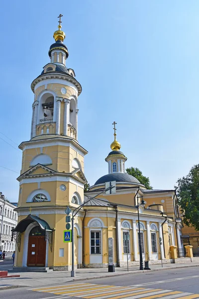 Moskwa Rosja Września 2018 Ludzie Chodzą Pobliżu Kościoła Narodzenia Najświętszej — Zdjęcie stockowe