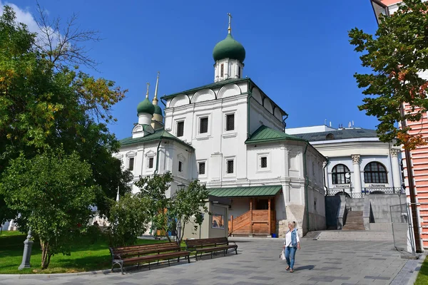 Moskou Rusland September 2018 Mensen Lopen Buurt Van Kerk Van — Stockfoto