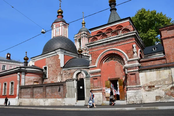 Moskwa Rosja Września 2018 Ludzie Chodzą Podkopai Pobliżu Kościoła Mikołaja — Zdjęcie stockowe