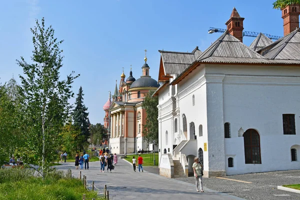 Moscow Russia September 2018 People Walking Zaryadye Park Ancient Chambers — Stock Photo, Image