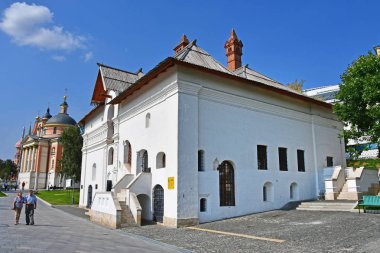 Moskova, Rusya, Eylül, 01, 2018. Antik odaları Zaryadye Parkı eski insanlar mahkeme ve kilise St. Varvara yaz aylarında İngilizce