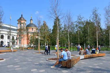 Moskova, Rusya, Eylül, 01, 2018. Kilise St. Varvara yakınındaki insanlar. Sokak Varvarka. Moscow, Rusya Federasyonu