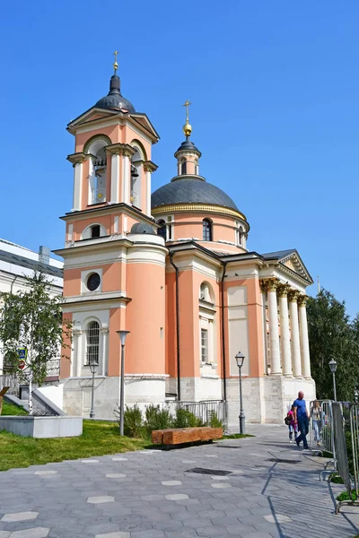 Moskva Ryssland September 2018 Människor Som Gick Nära Kyrkan Varvara — Stockfoto