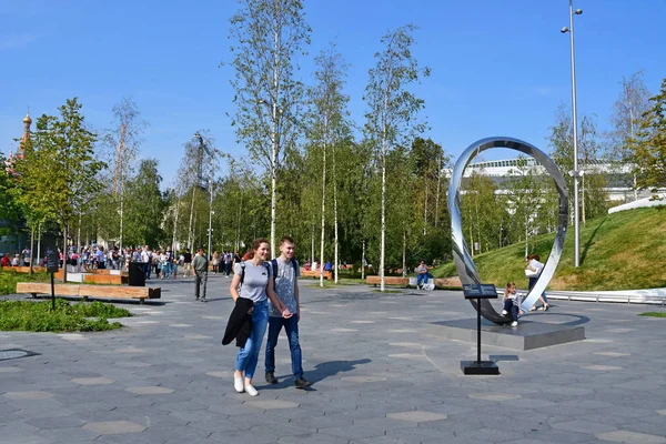 ロシア モスクワ 2018 日晴れた日の夏の公園 Zaryadye を歩いて人々 — ストック写真