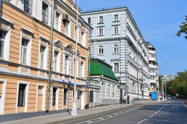 Moskova, Rusya, Eylül, 01, 2018. Moskova, Pokrovsky Boulevard yaz aylarında. Evler 18/15, 1, bina 16 16/10. Çok sol ev N. ö. Teleshov, Tolstoy-Karzinkin şehir Emlak