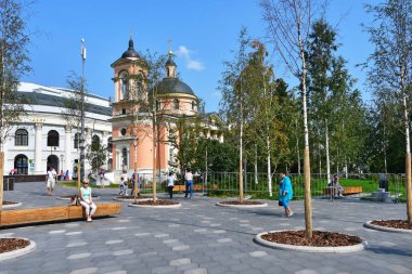Moskova, Rusya, Eylül, 01, 2018. Kilise St. Varvara yakınındaki insanlar. Sokak Varvarka. Moscow, Rusya Federasyonu
