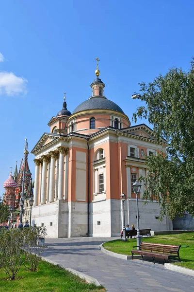 Moscou Rússia Setembro 2018 Pessoas Caminhando Perto Igreja Varvara Rua — Fotografia de Stock