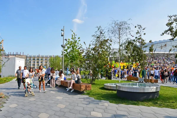 Moskau Russland September 2018 Menschen Spazieren Park Zaryadye Sommer Einem — Stockfoto