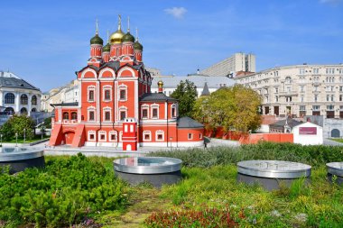 Moskova, Varvarka Caddesi üzerinde Znamensky manastırda yaz Znamensky Katedrali