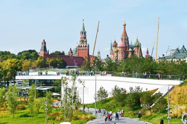 Moskova, Rusya, Eylül, 01, 2018. Aziz Basil Katedrali ve işçinin kule Kremlin Zaryadye Park bakış açısı. Moskova