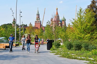 Moskova, Rusya, Eylül, 01, 2018. Aziz Basil Katedrali ve işçinin kule Kremlin Zaryadye Park bakış açısı. Moskova