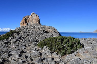 Tibet, geoglyphs kaya, kutsal Gölü Nam-teknik destek (Nam Tso) mavi gökyüzü, deniz seviyesinden 4718 metre karşı kıyısında