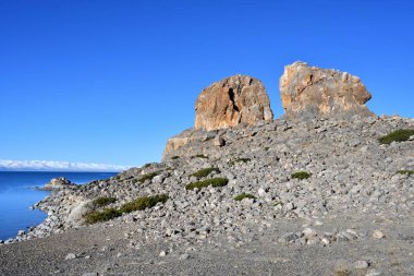 Tibet, geoglyphs kaya, kutsal Gölü Nam-teknik destek (Nam Tso) mavi gökyüzü, deniz seviyesinden 4718 metre karşı kıyısında