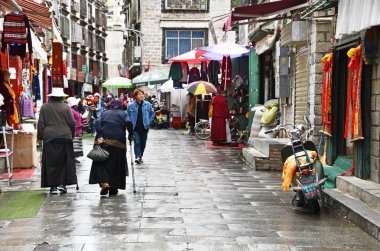Tibet, Lhasa, Çin, Haziran, 03, 2018. İnsanlar eski şehirde Lhasa Inn yağmur