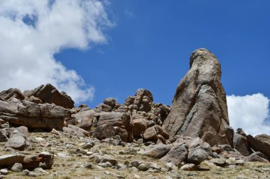 Tibet, yaz aylarında dağ manzarası