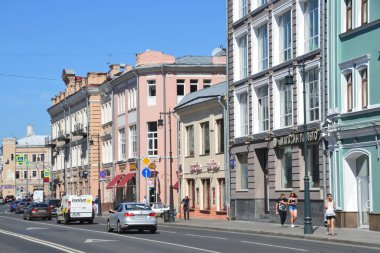  Moskova, Rusya, Ağustos, 12, 2018. Yaz aylarında Sretenka sokakta yürüyen insanlar