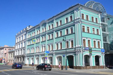 Moskova, Rusya, Ağustos, 12, 2018. Yaz aylarında Sretenka sokakta yürüyen insanlar. Moskova şehir Üniversitesi Yönetim Moskova hükümetinin
