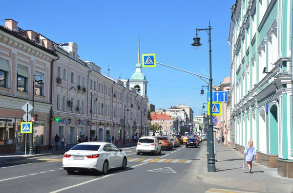 Moskova Rusya Ağustos 2018 Yaz Aylarında Sretenka Sokakta Yürüyen Insanlar — Stok fotoğraf