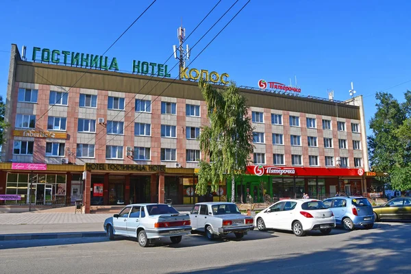 Nevinnomyssk Russia September 2018 Cars Parked Hotel Kolos Nevinnomyssk Stavropol — Stock Photo, Image