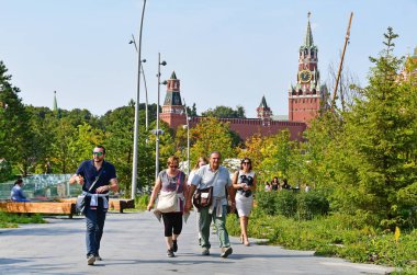  Moskova, Rusya, Eylül, 01, 2018. Aziz Basil Katedrali ve işçinin kule Kremlin Zaryadye Park bakış açısı. Moskova