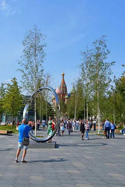 Moskau Russland September 2018 Menschen Spazieren Park Zaryadye Sommer Bei — Stockfoto
